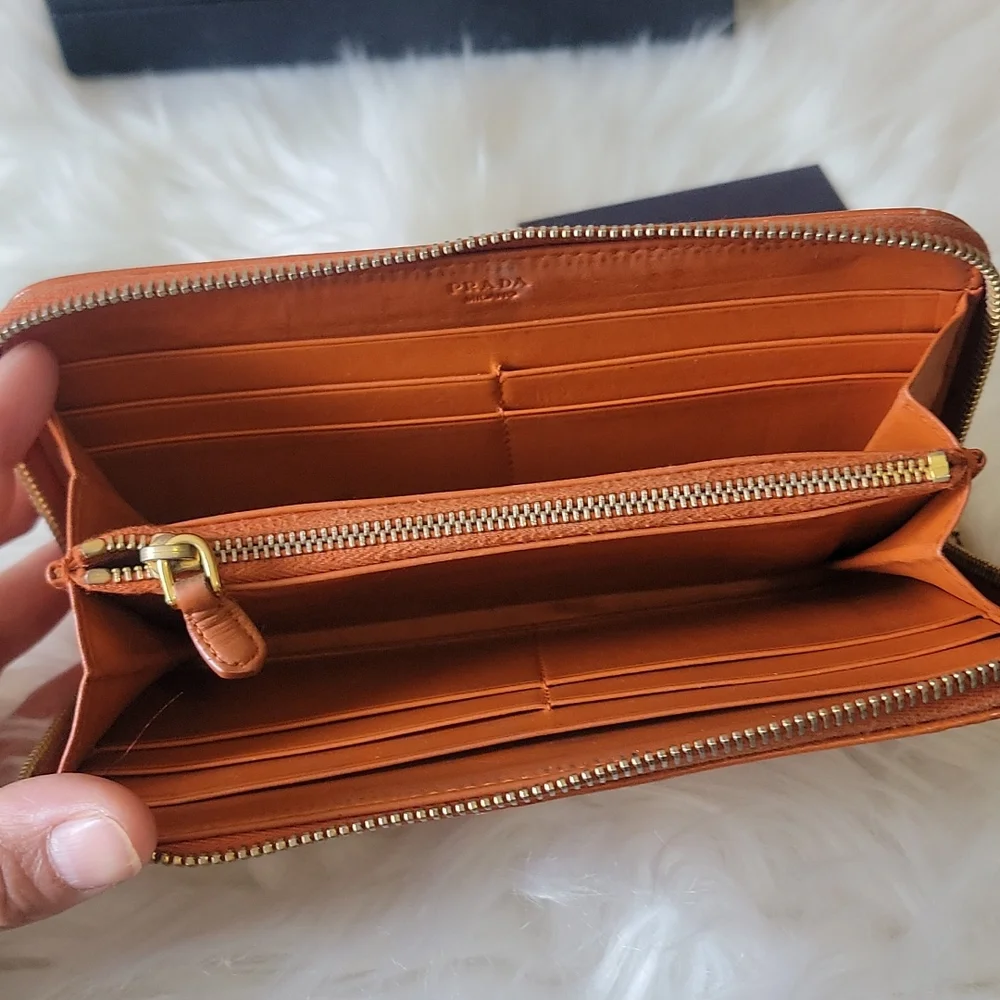 PRADA - Picture 10 of 17